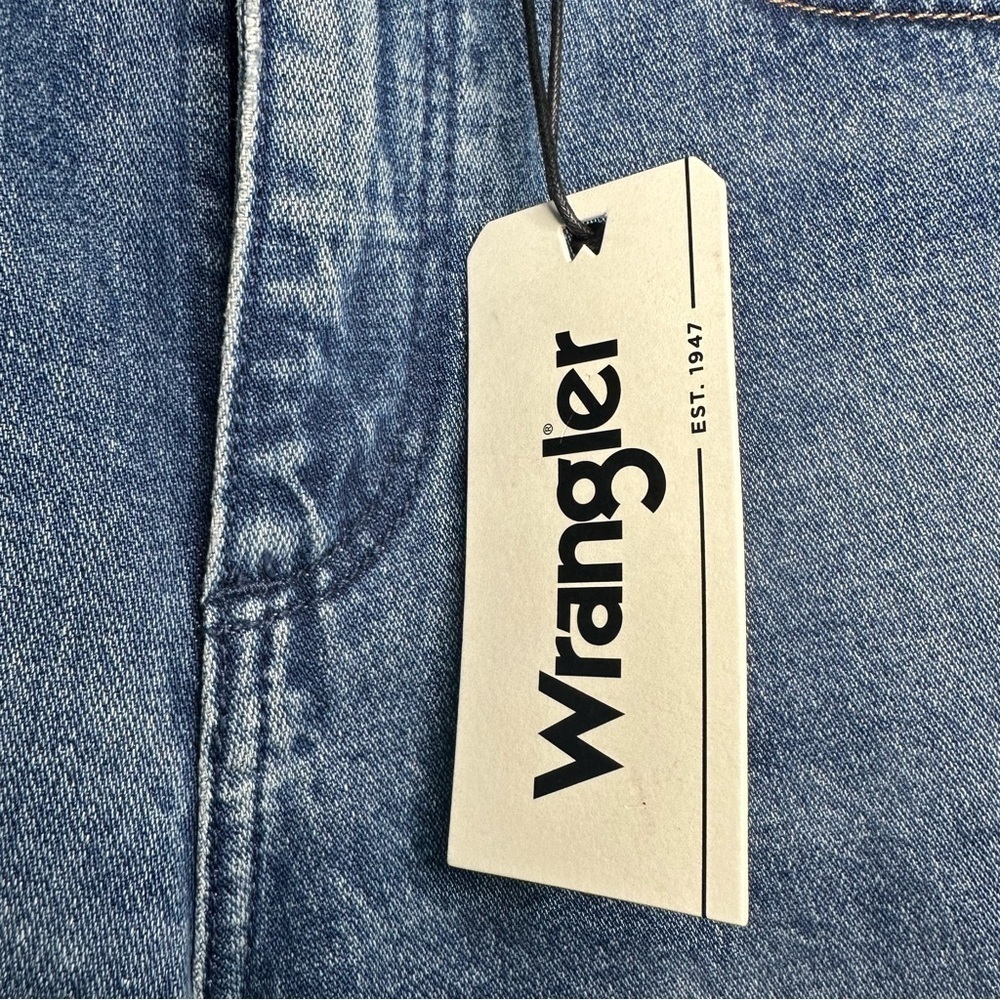 Wrangler Women’s High Rise Relaxed Mom Jeans. Medium Wash. Size 27. - Picture 8 of 12